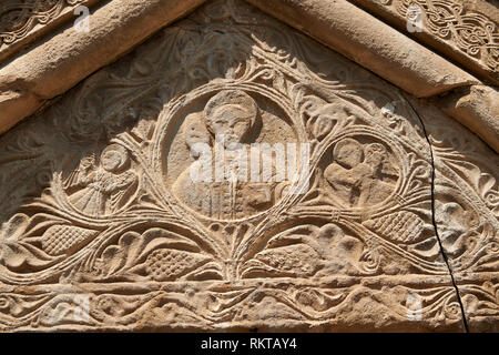 Bilder & Bilder für die Kirche der Himmelfahrt äußere Der bas-relief georgischen Stein arbeiten rund um die Tür, 1689 schließen, Ananuri Burganlage Stockfoto