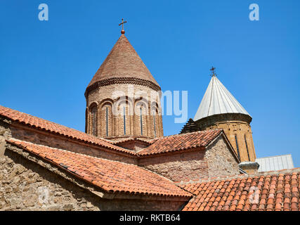 Fotos und Bilder von der georgisch-orthodoxen Kirche der Heiligen Jungfrau, Anfang des 17. Jahrhunderts, Ananuri Burganlage, Georgien (Land). Ananuri Schloss ist Sitzen Stockfoto