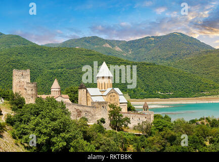 Bilder & Bilder der Ananuri Burganlage und Georgische Orthodoxe Kirchen, 17. Jahrhundert, Georgien (Land). Ananuri Schloss liegt neben Th Stockfoto