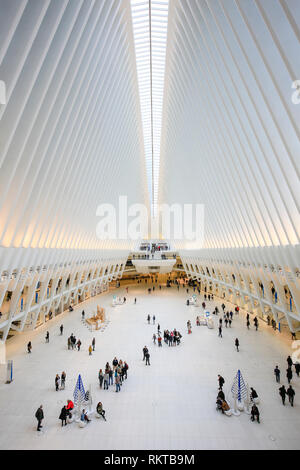 New York City, New York, Vereinigte Staaten von Amerika - die Menschen in der Oculus, der U-Bahn station mit Shopping Mall, World Trade Center, Tran Stockfoto