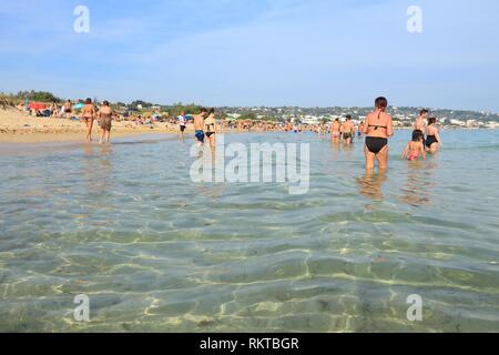 SALENTO, ITALIEN - Juni 2, 2017: die Menschen besuchen Malediven di Salve Strand der Halbinsel Salento, Italien. Mit 50,7 Millionen jährlichen Besuchern Italien ist einer der Stockfoto