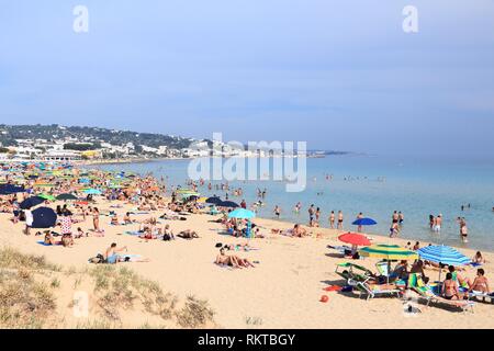 SALENTO, ITALIEN - Juni 2, 2017: die Menschen besuchen Malediven di Salve Strand der Halbinsel Salento, Italien. Mit 50,7 Millionen jährlichen Besuchern Italien ist einer der Stockfoto