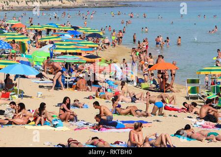 SALENTO, ITALIEN - Juni 2, 2017: die Menschen besuchen Malediven di Salve Strand der Halbinsel Salento, Italien. Mit 50,7 Millionen jährlichen Besuchern Italien ist einer der Stockfoto