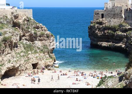 POLIGNANO A MARE, Italien - 29. MAI 2017: die Menschen besuchen Sie den einzigartigen Strand von Polignano a Mare in Apulien, Italien. Mit 50,7 Millionen jährlichen Besuchern Italien ist Stockfoto