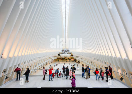 New York City, New York, Vereinigte Staaten von Amerika - die Menschen in der Oculus, der U-Bahn station mit Shopping Mall, World Trade Center, Tran Stockfoto