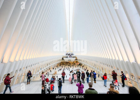 New York City, New York, Vereinigte Staaten von Amerika - die Menschen in der Oculus, der U-Bahn station mit Shopping Mall, World Trade Center, Tran Stockfoto