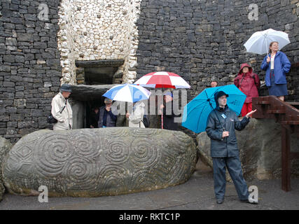 Regnet am Eingang zu Newgrange Steinzeit Passage Tomb, Boyne Valley, Irland. Stockfoto