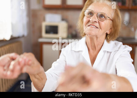 Die Betreuung und Unterstützung für ältere Menschen Stockfoto