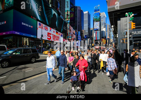 New York City, New York, Vereinigte Staaten von Amerika - Masse am Times Square Ecke Broadway, Manhattan, New York City, New York, USA, Vereinigte Staaten von A Stockfoto