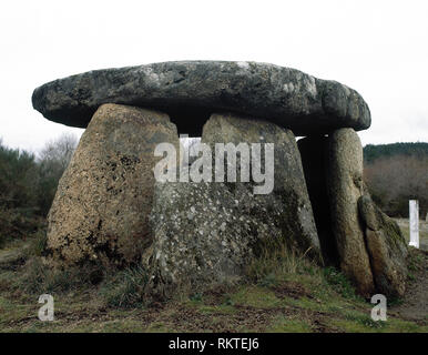 Die Vorgeschichte. Metal Age. Megalithische Art Dolmen von Maus de Salas in Muiños, Provinz Ourense, Galizien, Spanien. 3500-2000 v. Chr.. Begräbnis Monument. (Monument aus seiner ursprünglichen Lage durch den Bau von Dämmen von Salas bewegt). Stockfoto