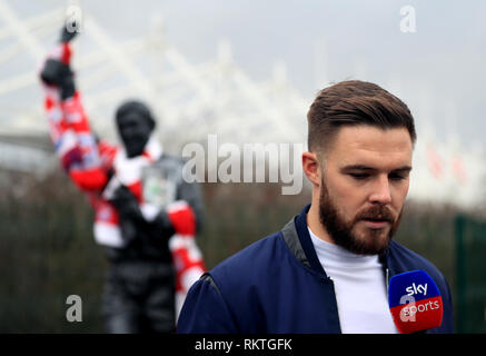 Stoke Torhüter Jack Butland ist interviewt als Tribute sind im Britannia Stadium, die Heimat von Stoke City in Erinnerung an die England Wm links ausgezeichneten Torhüter Gordon Banks, der im Alter von 81 Jahren gestorben. Banken 510 Ligaspiele für Chesterfield, Leicester und Stoke und gewann 73 Senior international Caps. Er war einer der Stars von Englands WM-Triumph 1966 gegen die Bundesrepublik Deutschland. Stockfoto