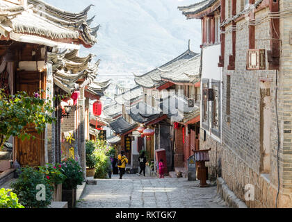 Straßen von Lijiang Altstadt mit ihren traditionellen Chinesischen glasierte Dächer, Lijiang, Yunnan, China Stockfoto