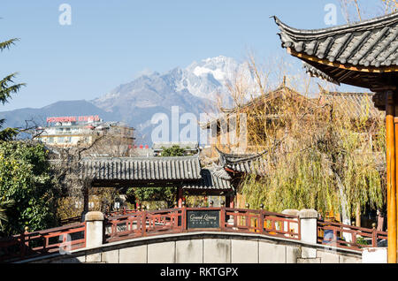 Jade Dragon Snow Mountain aus Yuhe Square, Altstadt Lijiang, Yunnan, China Stockfoto