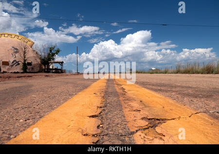 Meteor City Trading Post, einem verlassenen Geschenk Shop für Touristen am US-Highway in Arizona, Vereinigte Staaten von Amerika. Blick auf einer amerikanischen Kleinstadt in den Stockfoto