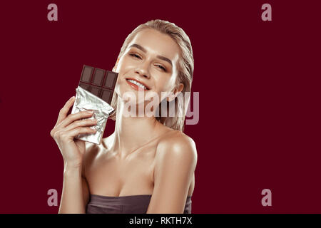 Modell mit schönen natürlichen Make-up posiert mit Schokolade Stockfoto