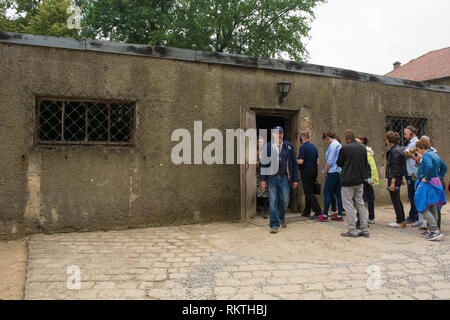 Oswiecim, Polen - 11. Juli 2018. Besucher des Konzentrationslagers Auschwitz in Line up in einem ehemaligen Gaskammer zu gehen Stockfoto