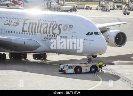 Düsseldorf, Nordrhein-Westfalen, Deutschland - Emirates Airbus A380-800-Flugzeuge, die auf dem Weg zur Startbahn, Flughafen Düsseldorf International DUS-Du Stockfoto