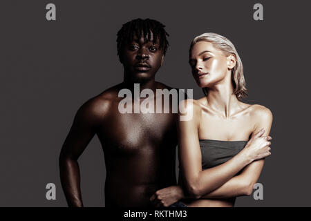 Zwei professionelle Models, die Vielfalt zusammen Posieren Stockfoto