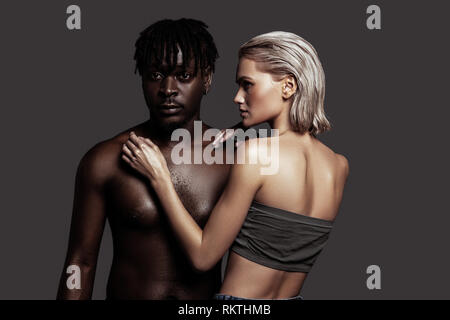 Afrikaner - Mann mit Dreadlocks mit Freundin posiert Stockfoto