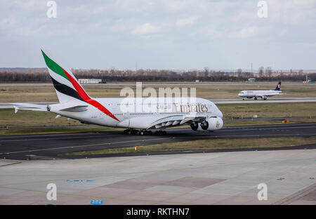 Düsseldorf, Nordrhein-Westfalen, Deutschland - Emirates Airbus A380-800-Flugzeuge, die auf dem Weg zur Startbahn, Flughafen Düsseldorf International DUS-Du Stockfoto