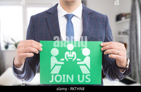 Mann präsentiert Grünbuch mit melden Sie uns Text und Leute an der Gesprächsrunde Symbol als Geschäft Einstellung Konzept Stockfoto