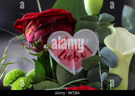 Blumenstrauß, Text in deutscher Sprache: Mit viel Liebe Stockfoto