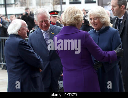 Der Prinz von Wales und die Herzogin von Cornwall grüße die irische Präsident Michael D Higgins und seine Frau Sabina Coyne, wie Sie eine Aufnahme an Victoria Galerie und Museum, Universität Liverpool, Teilnahme an Charles' und Präsident Higgins' gemeinsamen Schirmherrschaft der Liverpool Institut für Irische Studien zu feiern. Stockfoto