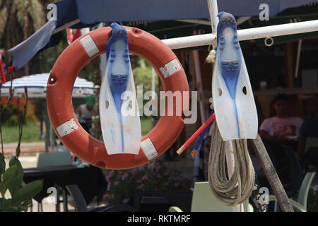 Rettungsring am Strand Stockfoto