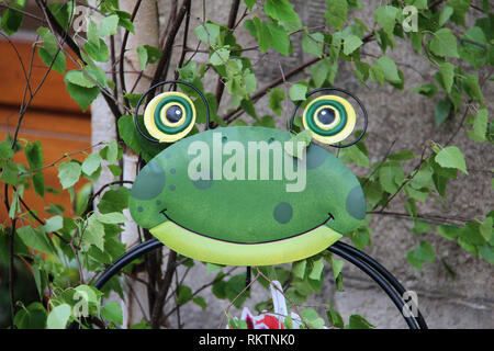 Dekorationen für den Garten/dekorativer Frosch im Garten Stockfoto