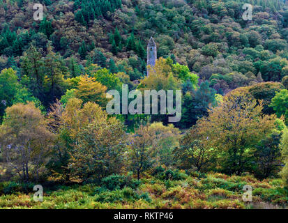 Ein Herbst Blick auf den Runden Turm von Glendalough, Irland. Stockfoto
