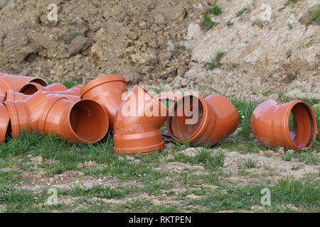 Kunststoffrohre liegen auf der Baustelle. Stockfoto