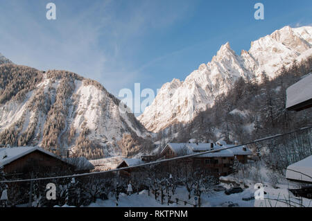 Winterlandschaft mit Skigebiet in den Alpen Stockfoto