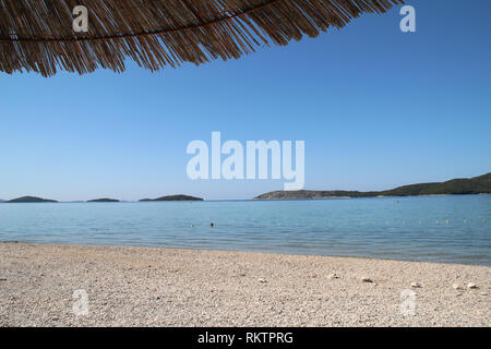 Adria/schönen kroatischen Strand mit Sonnenliegen. Stockfoto