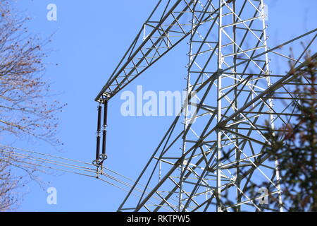 Transmission Line auf dem Hintergrund des blauen Himmels Stockfoto