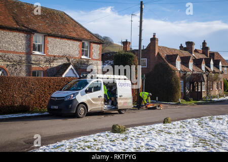 Ein Ingenieur von BT Openreach repariert eine Telefonleitung im schneebedeckten ländlichen Dorf Turville, Buckinghamshire. Stockfoto