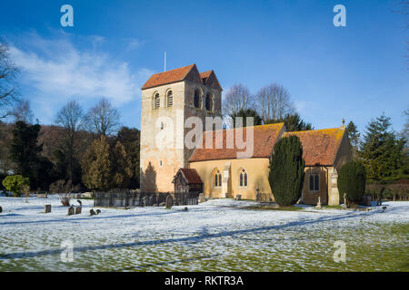 Die Pfarrkirche St. Bartholomäus in Fingest mit einer leichten Schneedecke. Stockfoto