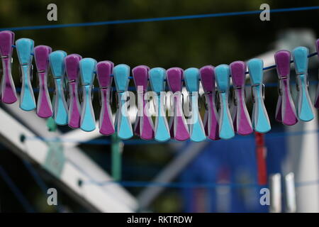 Nahaufnahme eines farbigen Wäscheklammern auf einer Wäscheleine Stockfoto