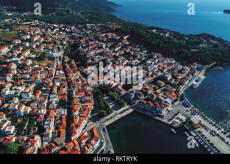 Luftaufnahme von Pylos historisch auch unter seinem italienischen Namen Navarino bekannt, ist eine Stadt und eine Gemeinde in Messenien, Peloponnes, Griechenland Stockfoto