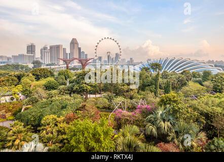 Blick von den Supertrees über die Gardens by the Bay, Singapur, mit dem Marina Bay Sands Hotel und der Skyline im Hintergrund Stockfoto