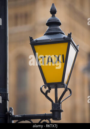 Das taxi Anfrage Lampe im Neuen Schloss Hof bei den Häusern des Parlaments, die in der Regel leuchtet auf, Taxifahrer, dass ein Taxi von einem m erforderlich ist, Stockfoto