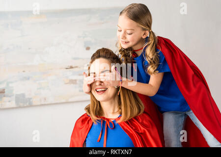 Süße Tochter Spaß mit Mutter zu Hause Stockfoto