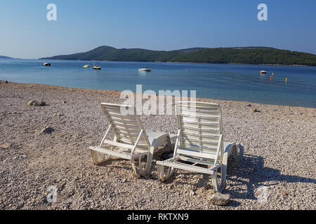 Adria/schönen kroatischen Strand mit Sonnenliegen. Stockfoto