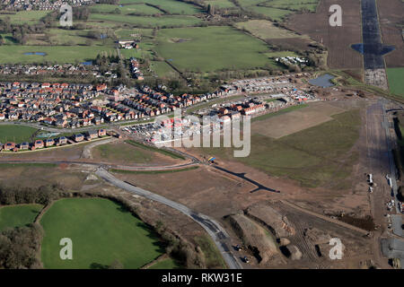 Luftbild der neuen Wohnungen auf braun Wiese an der Woodford Flugplatz gebaut wird, Manchester Stockfoto
