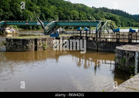 Port Launay auf dem Kanal Nante Brest in der Bretagne die erste Sperre östlich von Brest. Stockfoto