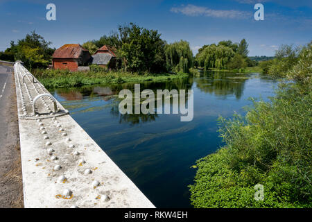 Die alte Wassermühle und den Fluss Avon auf Breamore auf der Hampshire Wiltshire boarder am Rande des New Forest, England, UK. Stockfoto