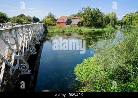 Die alte Wassermühle und den Fluss Avon auf Breamore auf der Hampshire Wiltshire boarder am Rande des New Forest, England, UK. Stockfoto