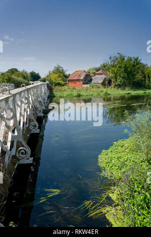 Die alte Wassermühle und den Fluss Avon auf Breamore auf der Hampshire Wiltshire boarder am Rande des New Forest, England, UK. Stockfoto