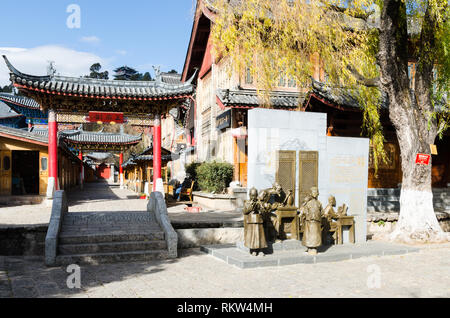 Statuen der traditionellen chinesischen Lehrer und Studenten, Altstadt Lijiang, Yunnan, China Stockfoto