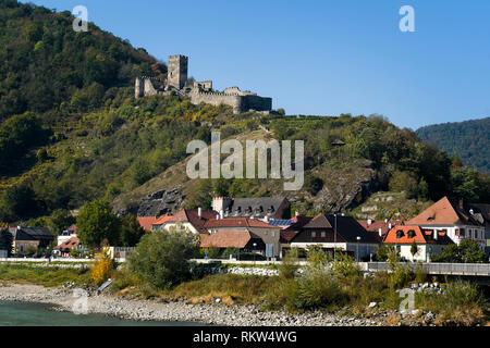 Schloss über der Stadt von Spitz an der Donau in Österreich ruiniert. Stockfoto