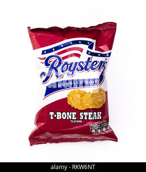 SWINDON, UK-FEBUARY 12, 2019: ROYSTERS T-Bone Steak Geschmack sprudelte Chips auf einem weißen Hintergrund Stockfoto